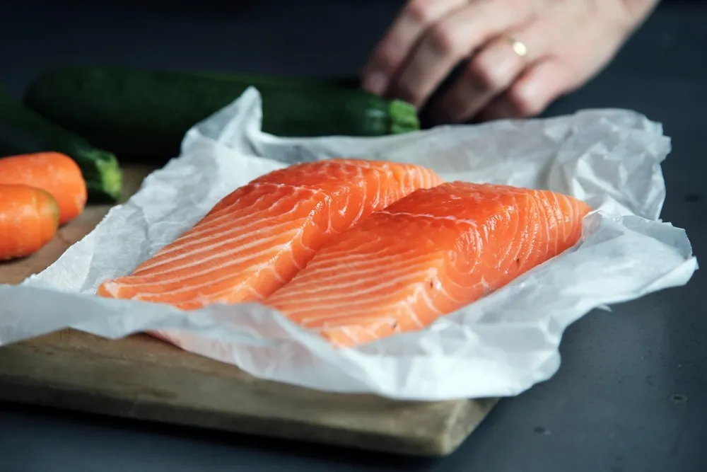 Frische Lachsfilets auf Backpapier