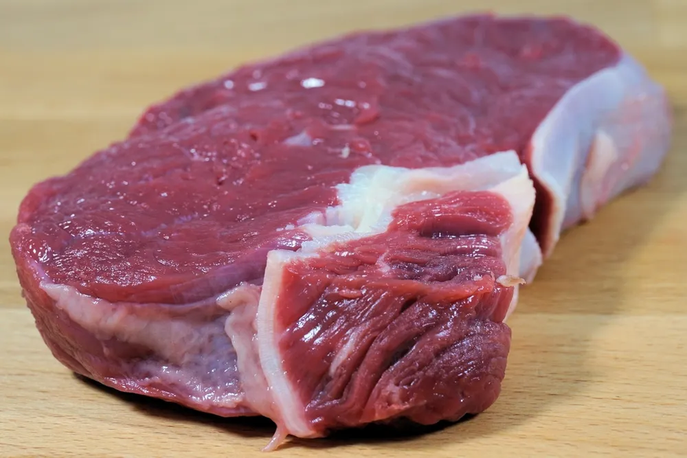Rohe Rindssteaks auf einem Holzbrett